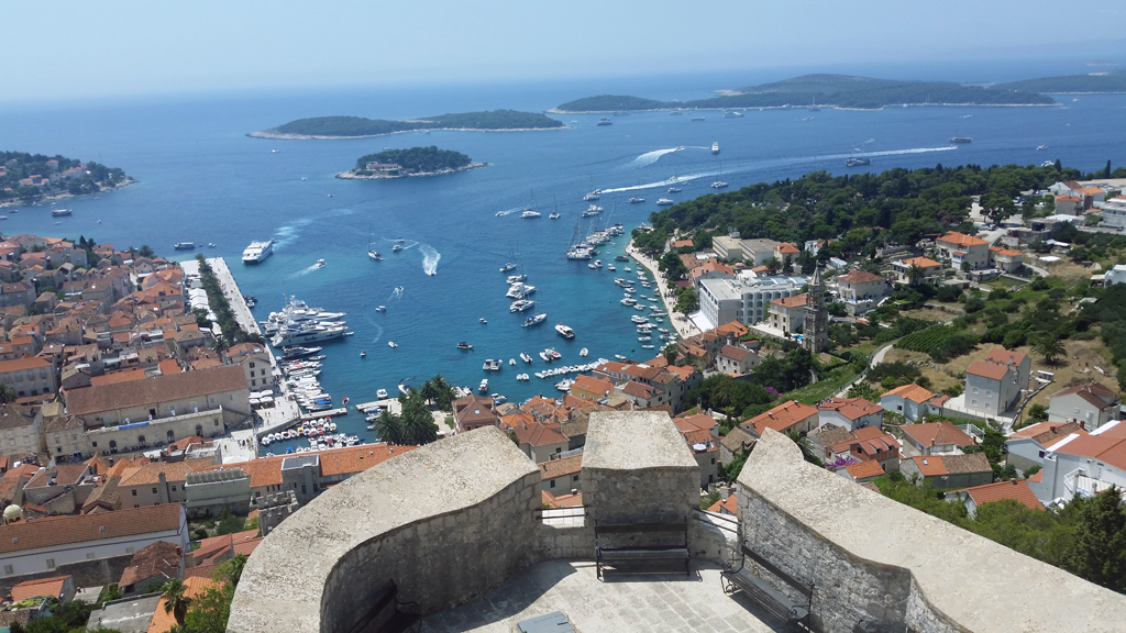 orașul Hvar este principala atracție turistică de pe insula Hvar