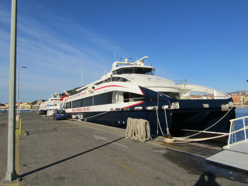 Krilo catamaran verbindt Split met de stad Hvar